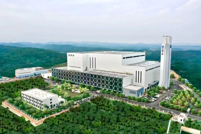 ▲ 宜昌市生活垃圾发电特许经营项目通体白色的外立面和蜂巢状的玻璃幕墙  摄影：陈臣