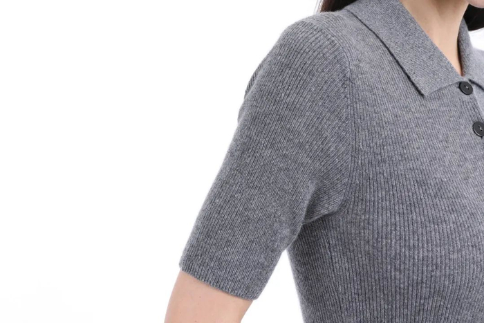 下摆在膝盖到脚踝处，冬天穿中长靴刚刚好。原价3980元，范友福利价1690元~