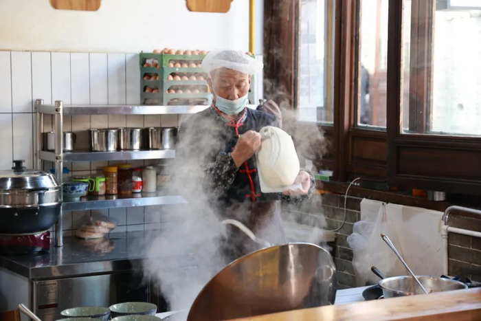 忻州古城的刀削面店。张存良摄