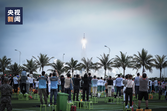 △2021年4月29日，肖海林在长征五号B遥二运载火箭发射现场。