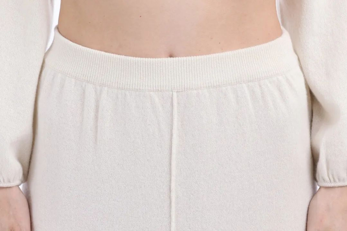 超大的A字裙摆还会修饰身形，任谁穿都不会出错。一共四个颜色，白色、粉色、驼色和黑色，能搭配不同的上衣。原价2680元，范友福利价1100元~