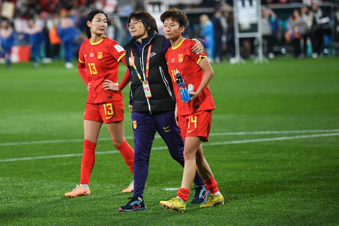 世界杯小组出局，水庆霞安慰球员。