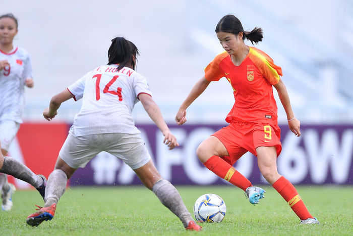 2019年9月,在泰国举行的亚足联u16女足锦标赛,王新灵(右)代表中国队