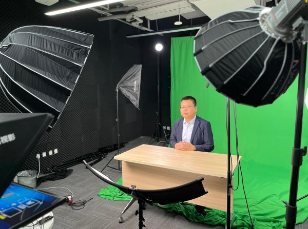 数字经济学者刘兴亮在数字人的采集室内录制 来源：受访者提供