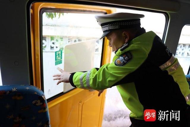 交通事故防线,确保在校学生乘车安全,近日,南京江宁禄口交警中队民警