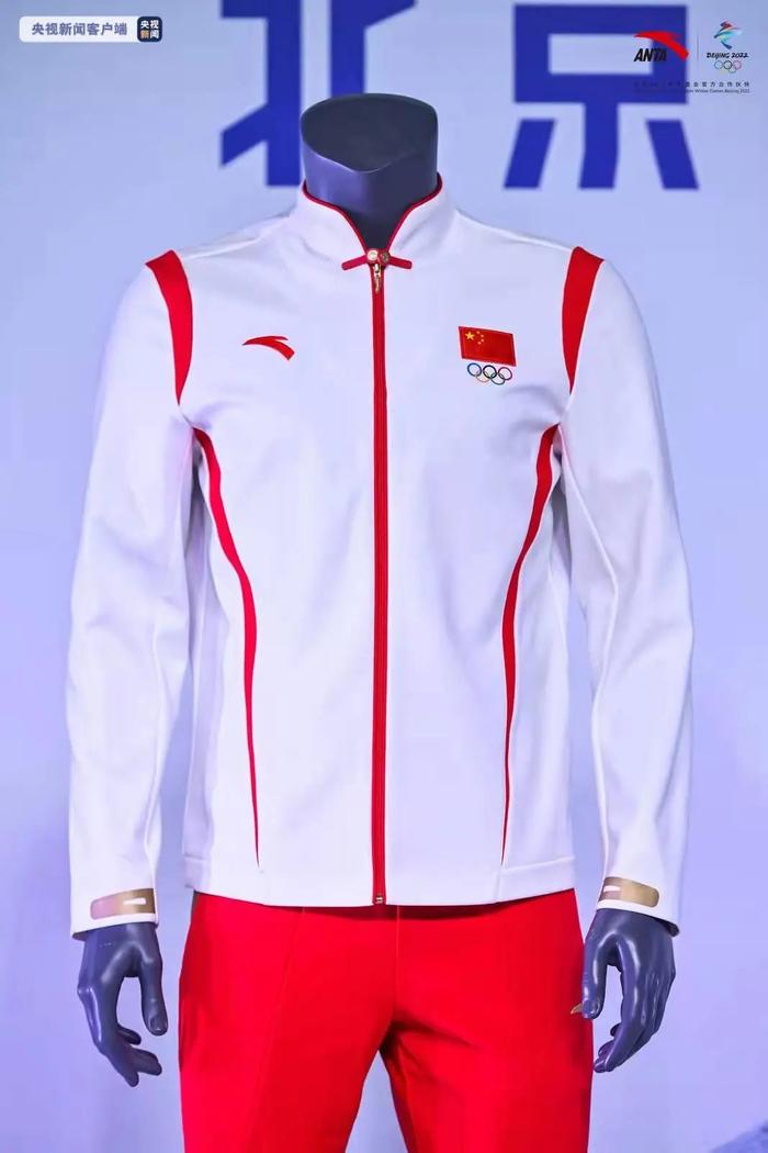 滑雪服,领奖服的内芯是工作人员的防寒服2022年北京冬奥会和冬残奥会