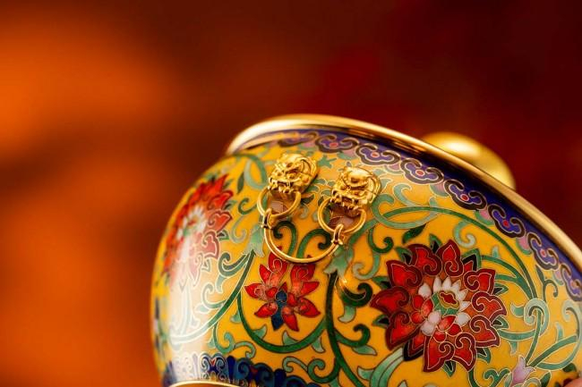 采用中国非遗景泰蓝技艺将"门海"华丽再现的当代艺术精品