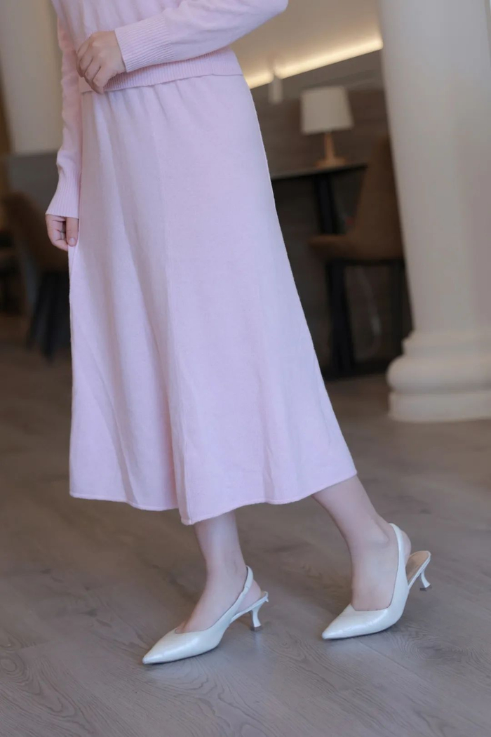 范主觉得all pink的搭配特别显好，是那种淡雅不夸张的粉色，不挑肤色和气质，范友福利价1100元也很划算~