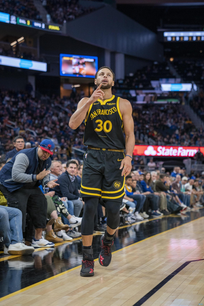 库里14中8&三分9中5拿下32分5板4失误 末节独取16分|斯蒂芬·库里