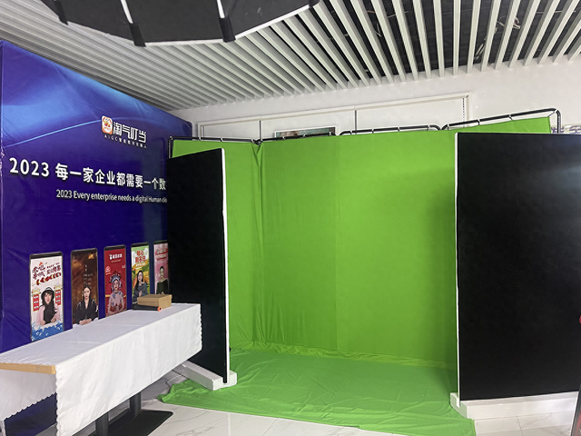 淘气叮当数字人绿棚录制间墙壁上贴着“2023每一家企业都需要一个数字人” 以下图片均为澎湃科技记者喻琰拍摄