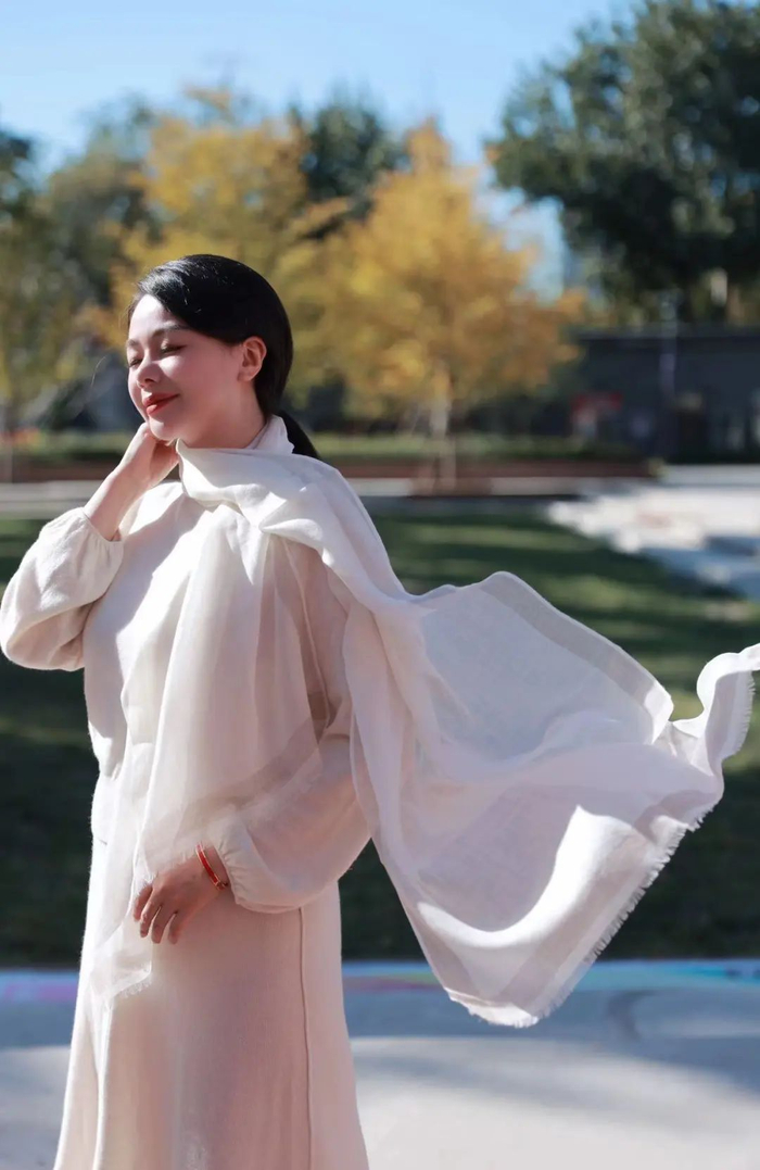 它的戴法也很多样，当作围巾或是披肩都很不错，一物二用，简约配色搭配起来也很省心。划线价1580元，现在折扣力度很大，折后价格只要199元。