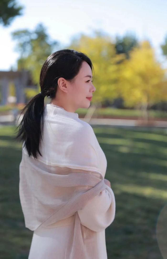 当作围巾更是为穿搭增添高级感，划线价1380元，折后199元就能入手。