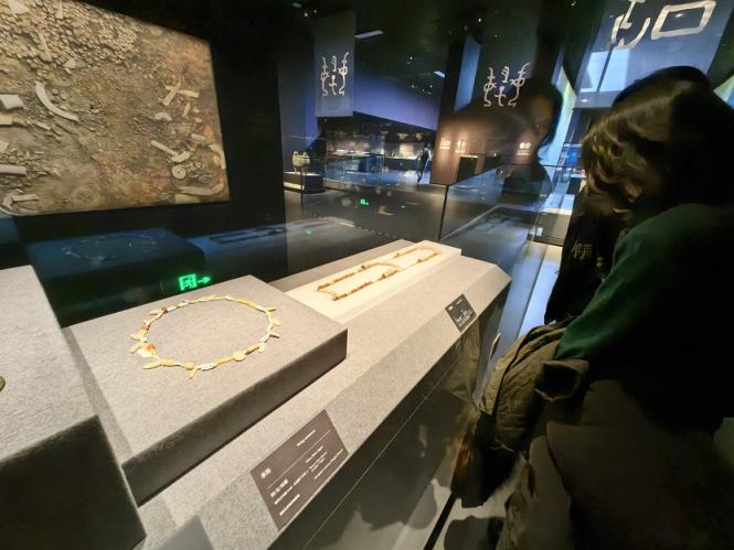 记者在该馆殷墟妇好墓展区看到,一件可爱的玉石龙是展柜中的"新品",它