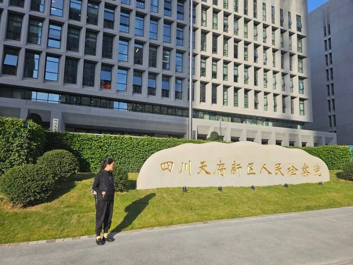 丹丹的母亲彭女士在天府新区检察院门口。上游新闻记者 李文滔 摄 