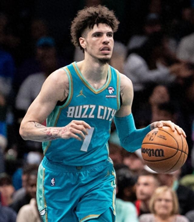 三球36 9 8灭绿军,近8战场均32分8助攻|鲍尔|凯尔特人|黄蜂_新浪新闻