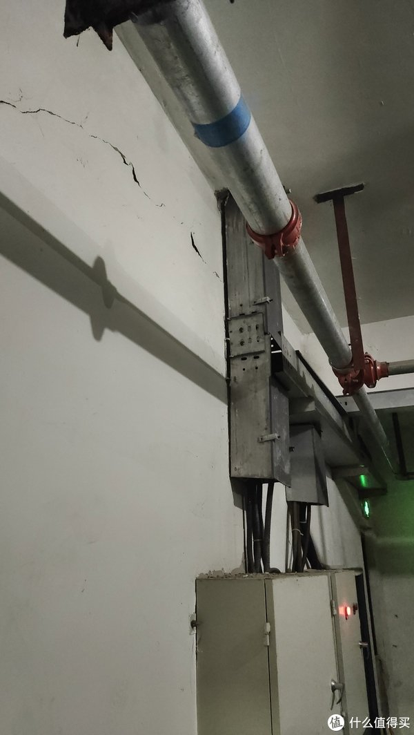 公司施工队负责人一起研讨,他发现若是走强电线井向负二层车位走线
