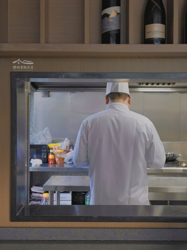 又或者伴随山间云雾清晨的丰盛早餐,厨师汪岩在厨房忙碌的背影,为每一