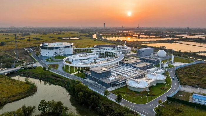 ▲夕阳西下时的宜兴城市污水资源概念厂  摄影：胡九思