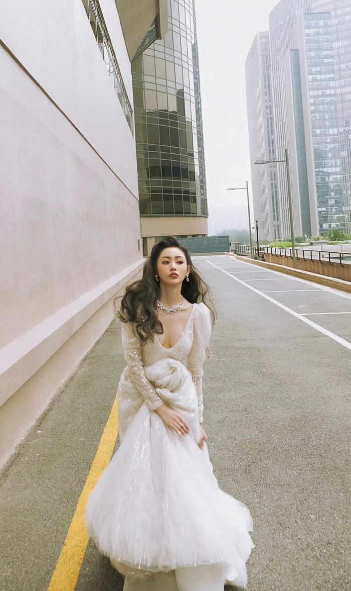 张天爱白色礼服优雅大气,身材真好