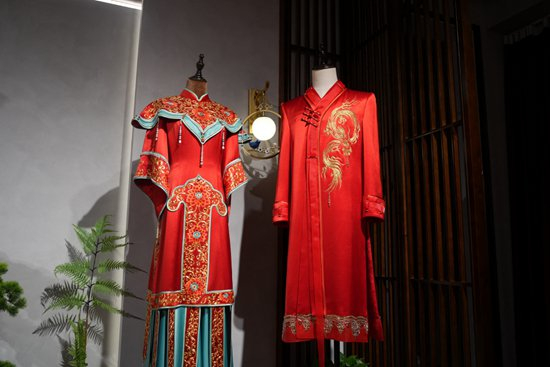 浪漫缝进婚纱凤冠霞帔一半虎丘造