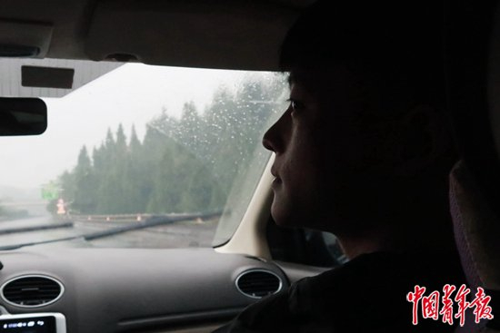     邹诚俊坐在朋友车上。本版图片除署名外，均由中青报·中青网见习记者杜佳冰/摄