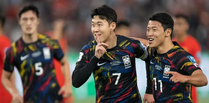 孙兴慜（右二）在进球后庆祝