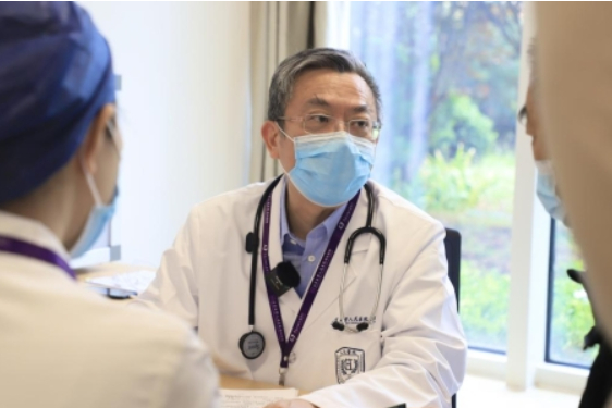 ￼黄晓军教授给患者问诊。医院供图