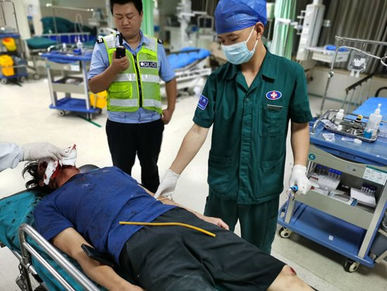     邹诚俊送医后，仍血流不止。宜昌市交警支队西陵大队供图