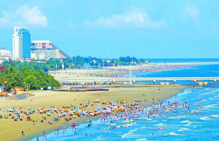 图为北海银滩风光如画，游人如织。周 军 摄