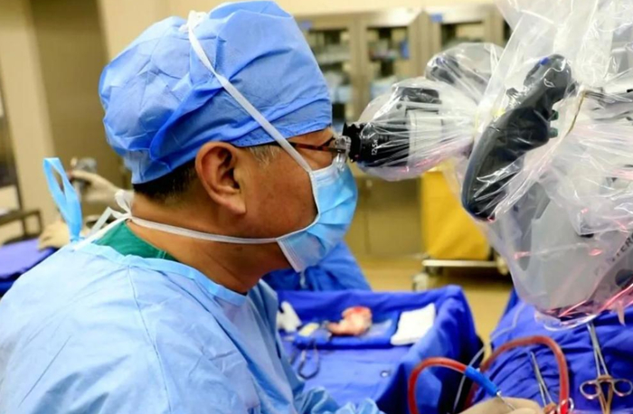 ￼江涛教授在手术中。医院供图