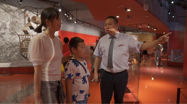 （首开服务团队以优质的服务赢得参观者的好评和认可）