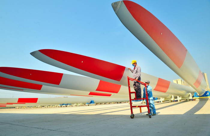 株洲时代的工人正在检查风机叶片