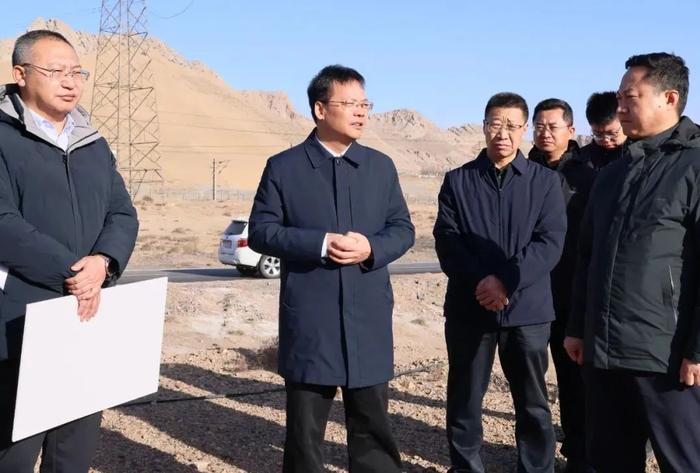 唐毅(左二)在海南区搜检督导整改