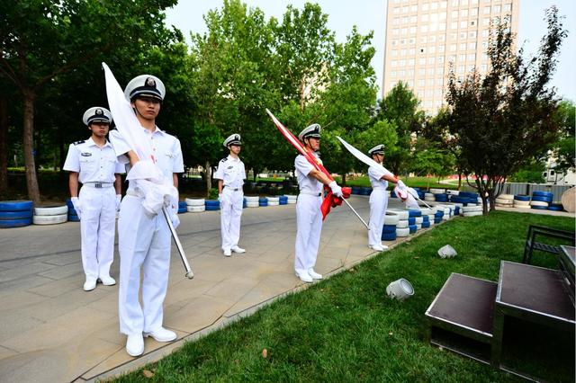 （由汽博馆项目部安保人员组成的国旗班成为汽博的一张名片）