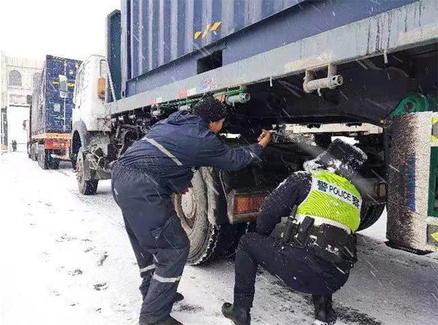 入冬伊始,初雪來襲,11月22日,包頭滿都拉口岸迎來大面積降雪,最低氣溫