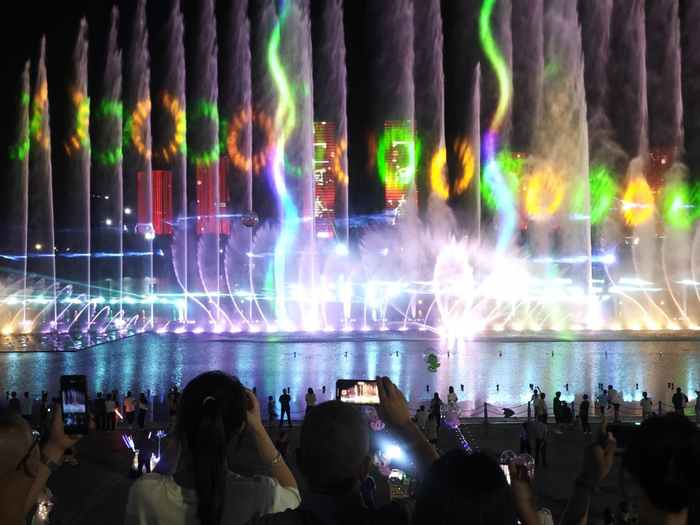 市民和游客观看康巴什音乐喷泉 杨喆 图