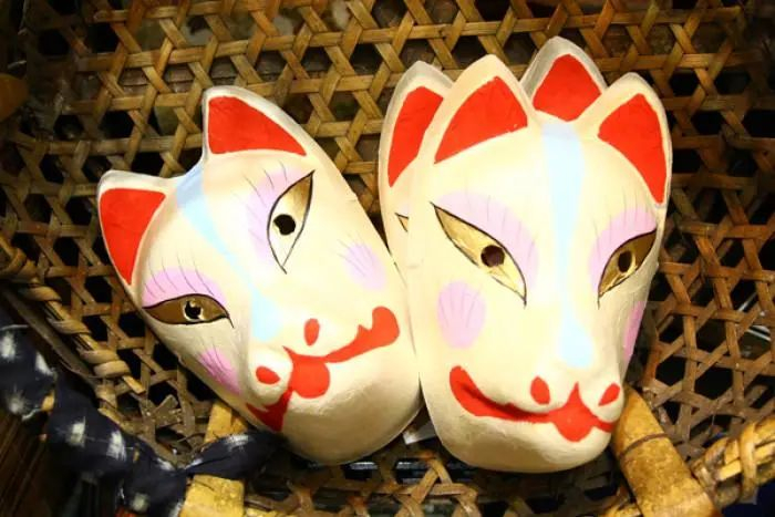 日本动漫里经常出现的狐狸面具,到底有什么特殊的意义?