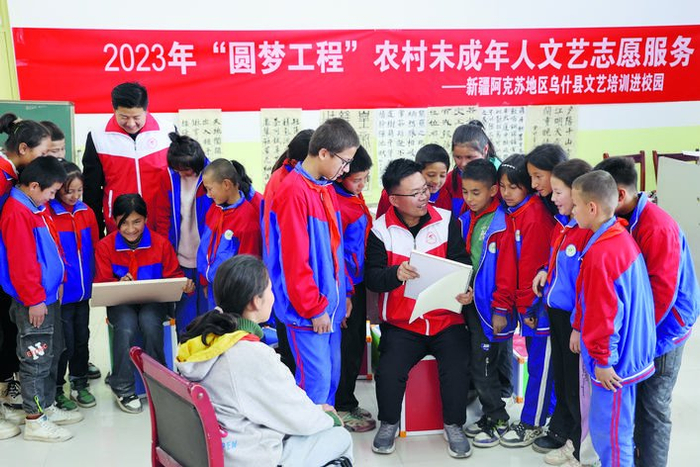 近日,在乌什县阿合雅镇托万克阿合亚村小学,志愿者为学生进行美术培训