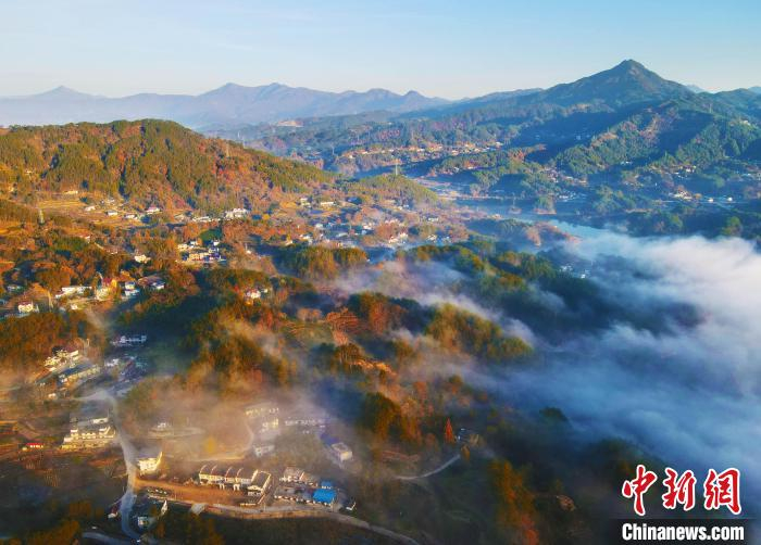 安徽省安庆市岳西县红叶进入最佳观赏期,各种植被如彩色染料泼洒在