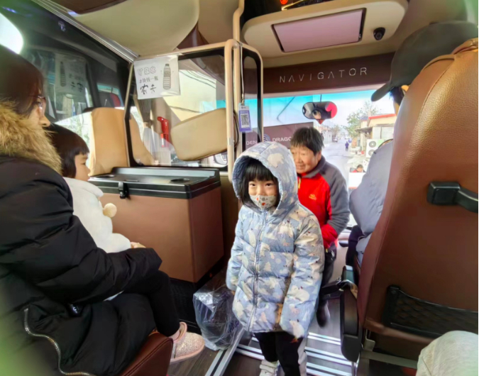 昌平阳坊镇开通两条通学线路学生班车家长学生免费乘坐