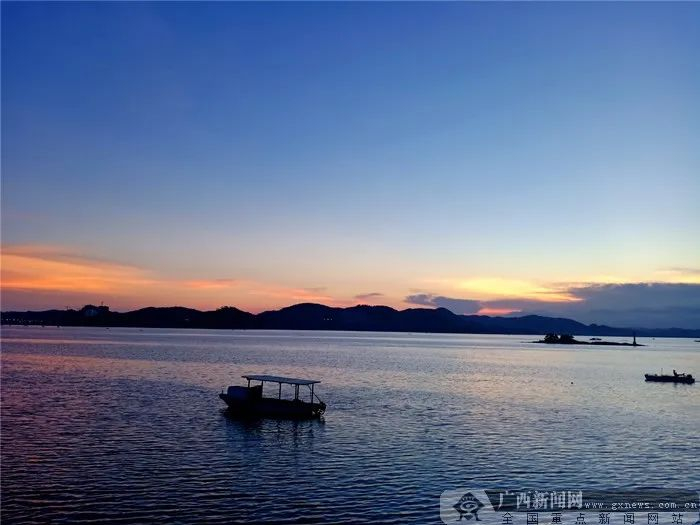 晚霞辉映下的防城港西湾海洋公园格外迷人。周隆富 摄