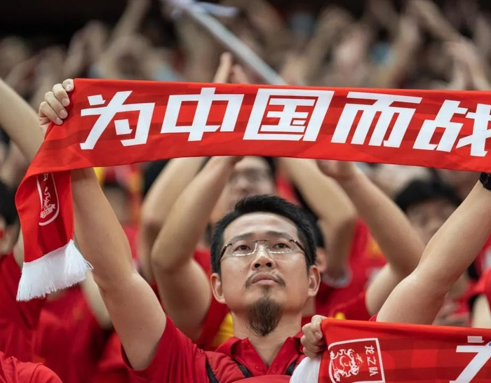 场边中国球迷不离不弃