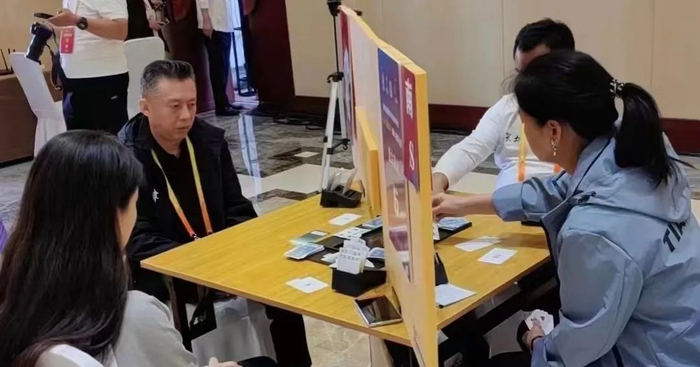 掼蛋比赛，让很多像刘宇飞（左二）这样的爱好者，享受到了更多动脑的乐趣。