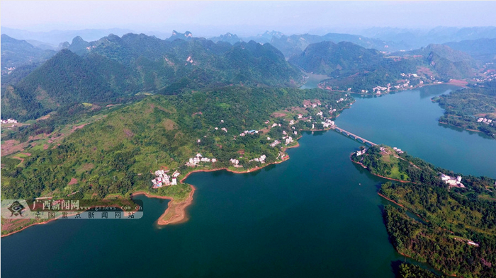 空中俯瞰巴马瑶族自治县赐福湖，宛若一块碧玉镶嵌在群山之间。高东风 摄