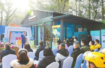 　　2021年12月，成都市郫都区首个劳动者之家工会阵地服务集群建立并正式运行。