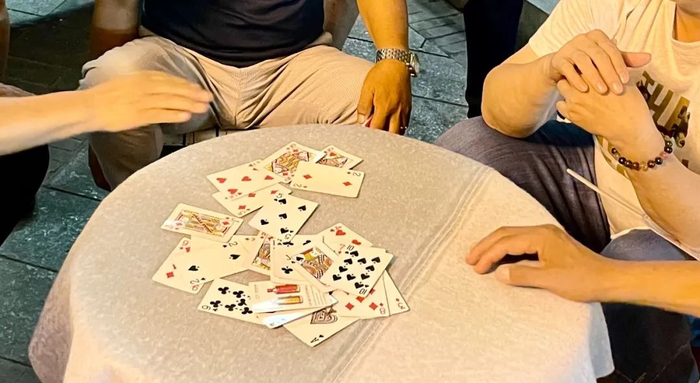 夏日夜晚，海河边、马路边搭张桌子砸六家，成了天津一景。