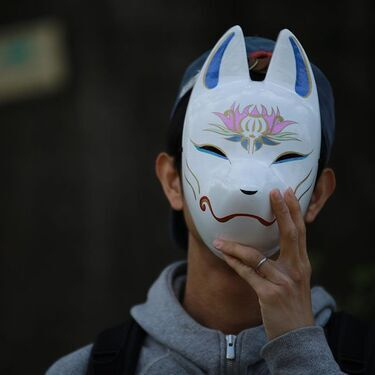 日本动漫里经常出现的狐狸面具,到底有什么特殊的意义?