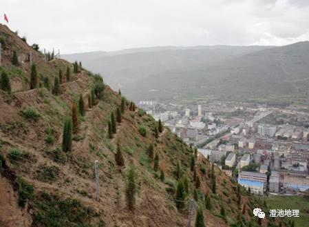 四,水平階的分佈水平階在乾旱的石質山地,黃土山地的緩坡和中等坡均