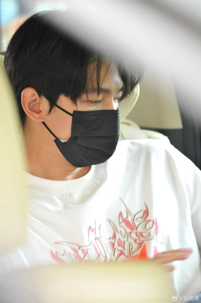 好久不见啦杨洋0000 这个羊羔毛牛仔外套也太男大了……|好久不见