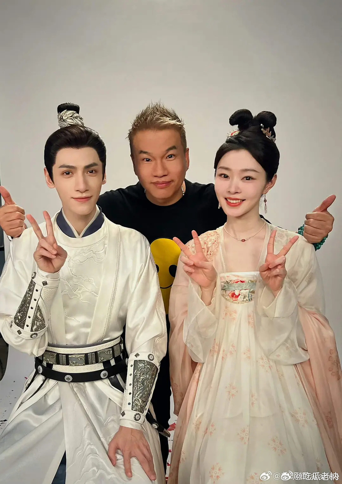 化妆师曾明辉和颜心记主演人员的合照……|化妆师|宋轶|罗云熙_新浪